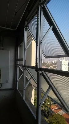 Janela de alumínio basculante